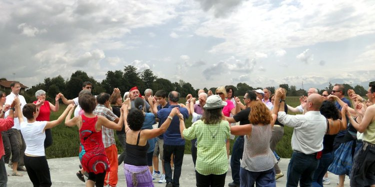 Fotografia di un ballo di gruppo occitano