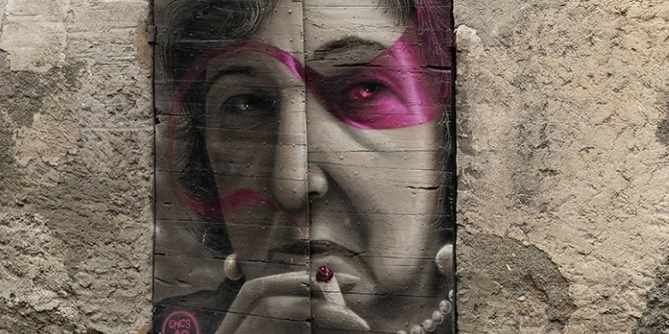 La poetessa Alda Merini riprodotta su un muro di una casa montana. Fotografia di Luca Prestia
