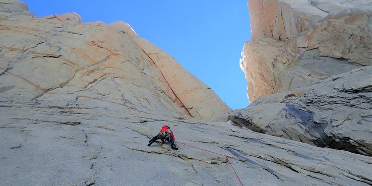 Matteo Della Bordella in scalata sulla parete Est del Cerro Torre