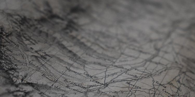 Fotografia di una carta geografica della provincia di Cuneo